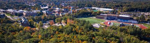 大学树林上空的校园鸟瞰图